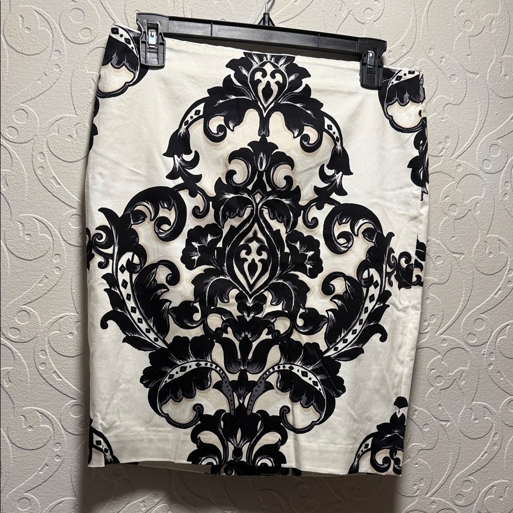 NWT White House Black Market Black and Cream Pencil Skirt